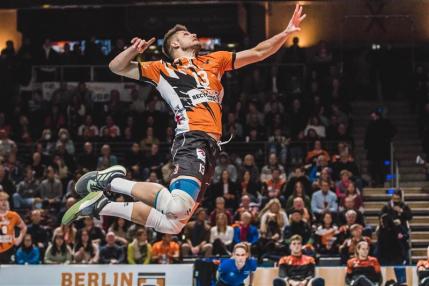 Springender Spieler des Clubs Berlin Recycling Volleys