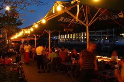 Terraza de la Berliner Republik de noche