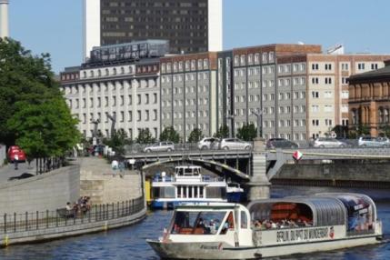 Ein Boot vor einer Brücke  