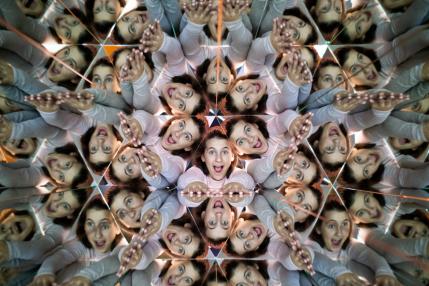 Femme vue au travers d'un kaléidoscope