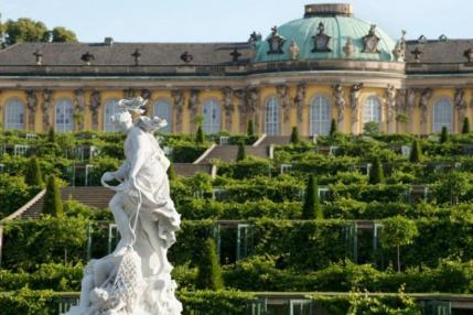 Statue and frontview of Schloss Sanssouci