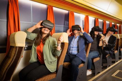 Leute mit Virtual Reality Brillen im Zug
