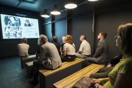 Leute schauen einen Film