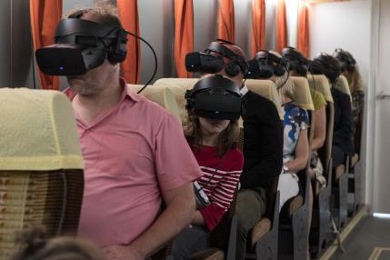 sitzende Leute mit Virtual Reality Brillen