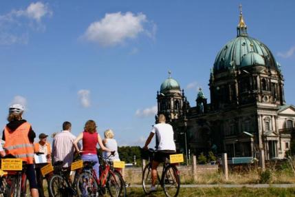 Gruppe mit Dom