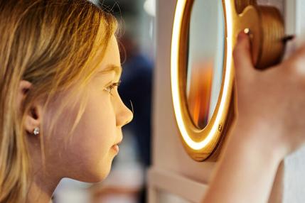 Kind beim Experimentieren im NANO Science Center