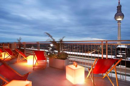 Ausblick von der Park Inn Dachterrasse am Abend