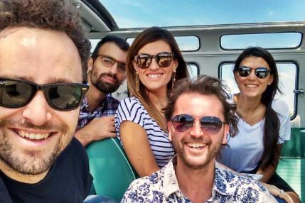 Berlin by Bulli - Junge Menschen im VW Bus