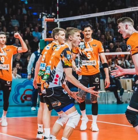 Jubelnde Spieler des Clubs Berlin Recycling Volleys