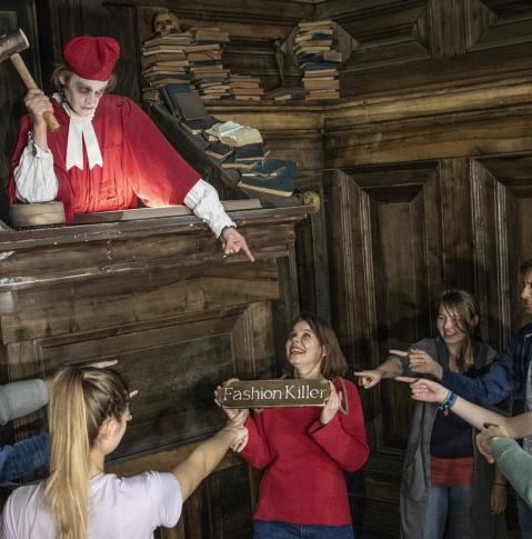 Besucher im Geheimen Gericht im Berlin Dungeon
