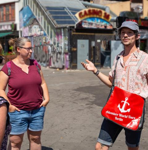 Turisti berlinesi in visita a piedi con Adventure World Tours