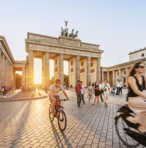 Brandenburger Tor mit Radfahrern