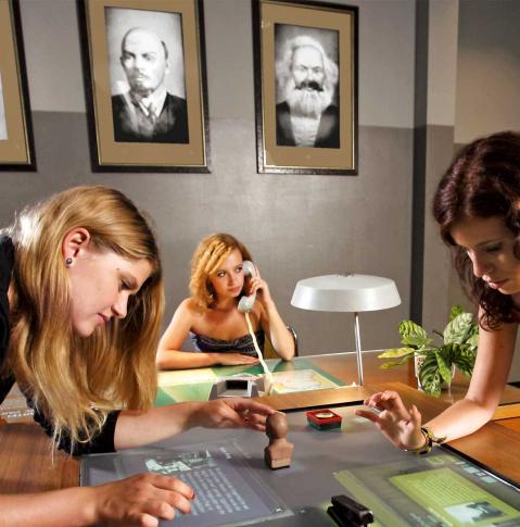 DDR Museum Berlin - Besucher am Multitouch Display