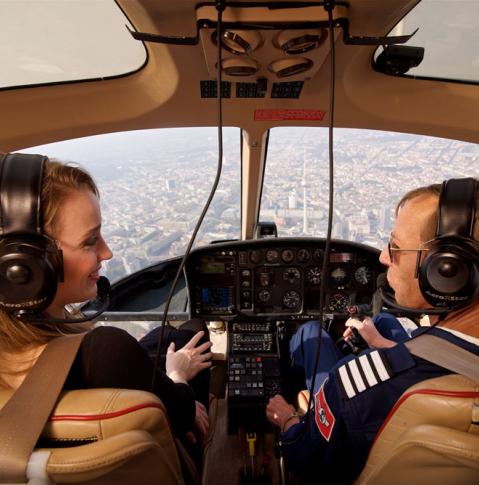 Air Service Berlin, hombre y mujer en un vuelo en helicóptero
