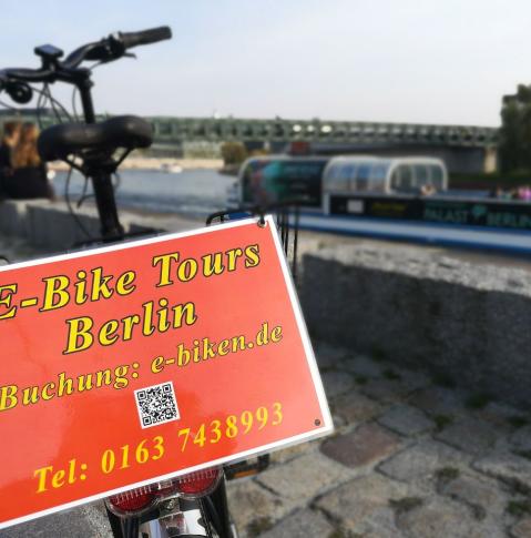 E-Bike Rad vor Spree