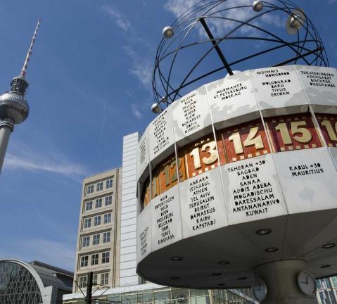 Weltzeituhr und Fernsehturm am Alexanderplatz