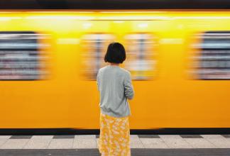 Donna che guarda la U-Bahn di Berlino in movimento