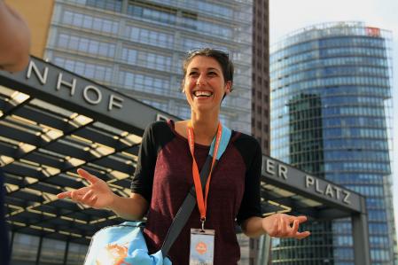 Guide von Vive Berlin Tours vor dem Hauptbahnhof