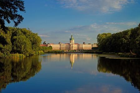 Berlin, Schloss Charlottenburg, Blick über den Karpfenteich zur Gartenseite.