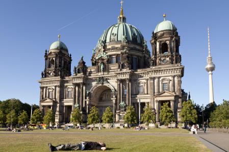 Berliner Dom mit Fernsehturm im Hintergrund