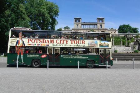 Doppeldecker vor Orangerie Potsdam