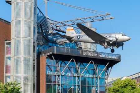 Flugzeug auf dem Dach des Deutschen Technikmuseums