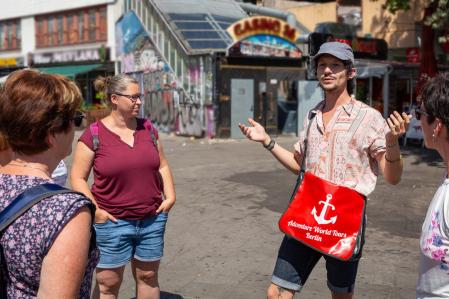 Turisti berlinesi in visita a piedi con Adventure World Tours