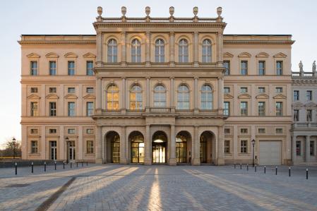 La facciata del Museo Barberini con la luce del sole 
