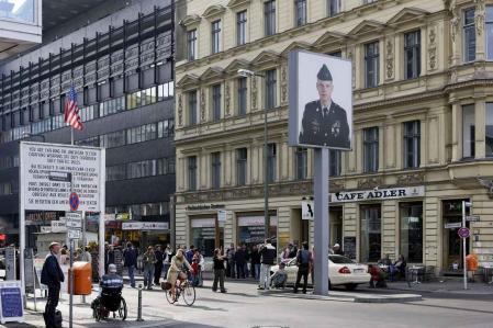Checkpoint Charlie an der Friedrichstraße in Berlin