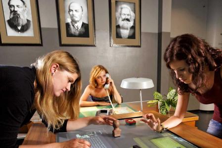 DDR Museum Berlin - Besucher am Multitouch Display